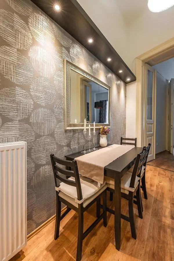 Deluxe Bella Home Next To The New York Cafe Budapest Apartment